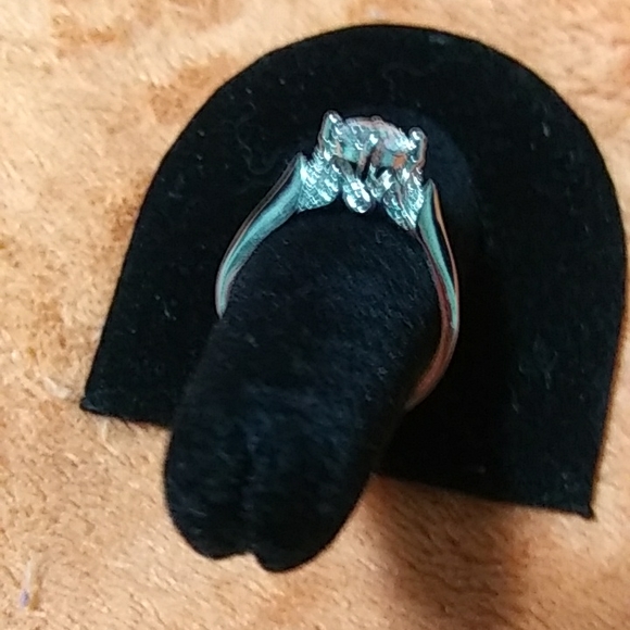 1.05 CT moissanite. Classic solitare with 'crown' - Picture 2 of 3